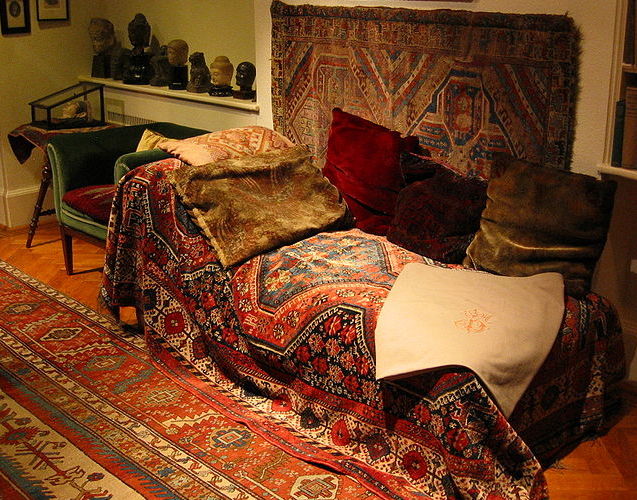 文件:Freud's couch, London, 2004 (2).jpeg