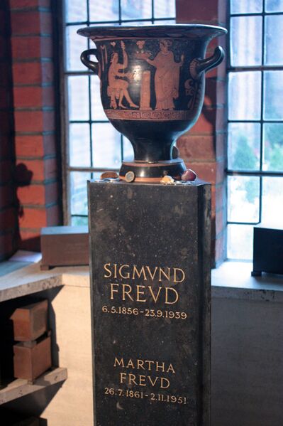 文件:Freud's ashes in Golder's Green Columbarium.JPG